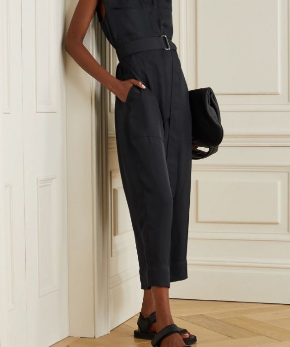 <p>Su Net-&agrave;-Porter, il fashion brand newyorkese propone una delle <strong>tute nere eleganti</strong> pi&ugrave; confortevoli e versatili della PE21. Questa tuta in twill, dalle linee dritte casual chic, presenta una fila di bottoncini sul davanti e una comoda zip sul retro. Il taglio cropped dei pantaloni &egrave; una scelta particolarmente adatta per questa stagione.</p>
